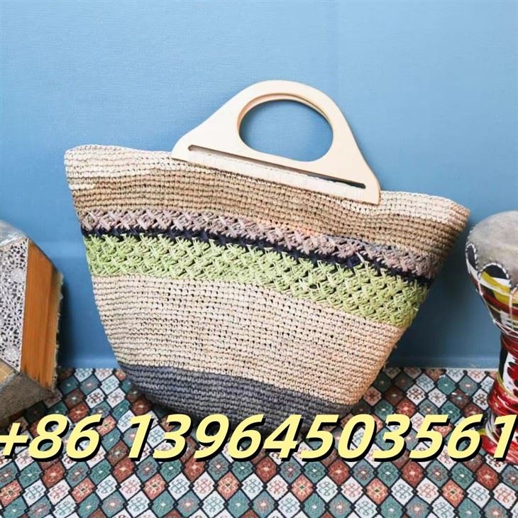 กระเป๋าปศุสัตว์ของ Raffia พร้อมด้ามไม้