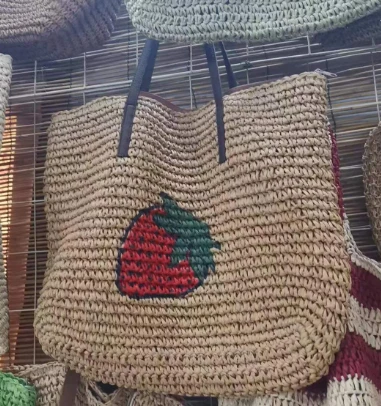 กระเป๋าชายหาดผู้หญิง Strawberry Big Paper