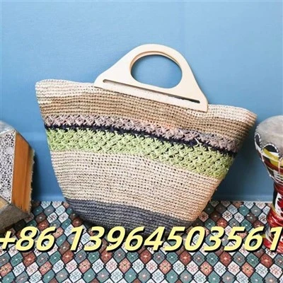 กระเป๋าปศุสัตว์ของ Raffia พร้อมด้ามไม้
