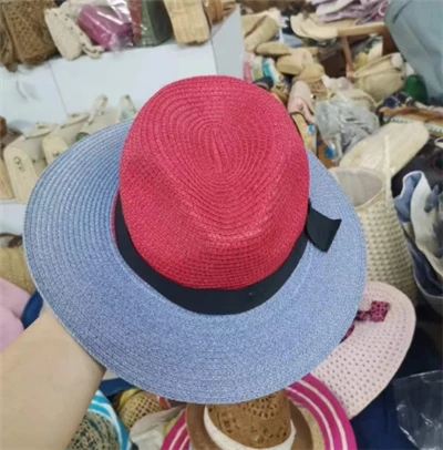 หมวกผู้หญิงหลากสีกับเทปสีดำ